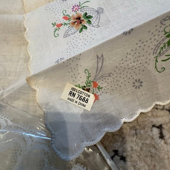 Marshall Fields Co Vintage Handkercheifs Lace Linen Embroidered Square Box of 4 - Picture 3 of 9